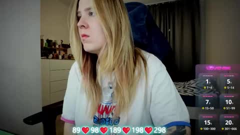 Snapshot of oliviamunk chatting on 09/11/25, 04:01 . online show from 09/11/25, 04:01