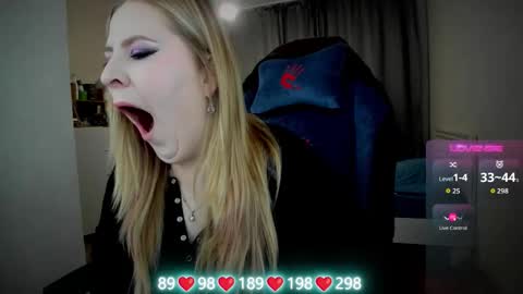Snapshot of oliviamunk chatting on 10/07/25, 05:04 . online show from 10/07/25, 05:04