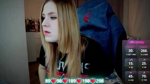 Snapshot of oliviamunk chatting on 10/22/25, 05:30 . online show from 10/22/25, 05:30
