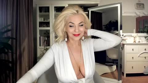 ollalla7 online show from 04/18/26, 07:07