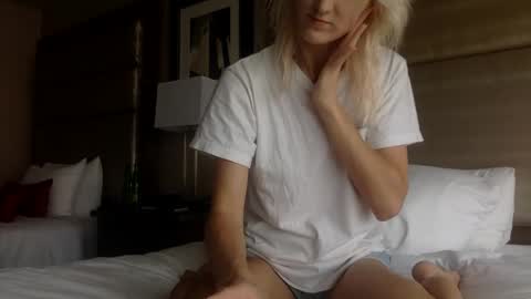 omilk online show from 09/22/25, 11:51