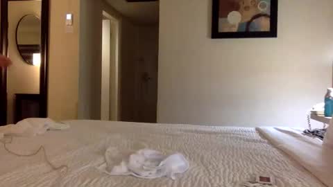 omilk online show from 10/16/25, 02:01