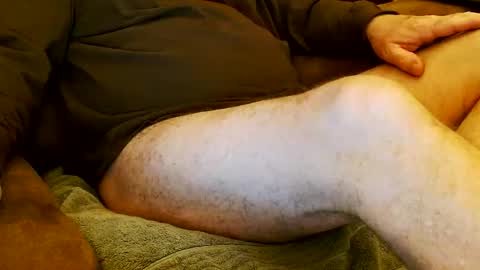 Snapshot of onehanglow chatting on 12/19/25, 02:40 Butch online show from 12/19/25, 02:40