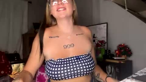 Snapshot of oohlarae22 chatting on 07/14/26, 02:05 oohlarae22 online show from 07/14/26, 02:05