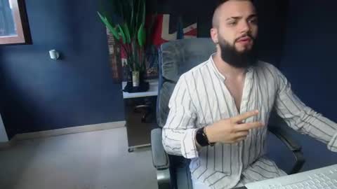 Snapshot of oscarwills chatting on 06/18/26, 04:46 OscarWills online show from 06/18/26, 04:46
