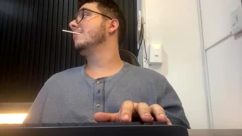 Snapshot of osomalicioso chatting on 10/23/25, 04:56 juan online show from 10/23/25, 04:56