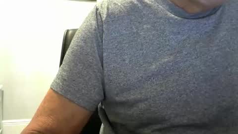 Snapshot of ossibottom chatting on 10/15/25, 09:59 Ossi online show from 10/15/25, 09:59