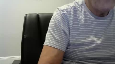 Snapshot of ossibottom chatting on 10/16/25, 11:17 Ossi online show from 10/16/25, 11:17