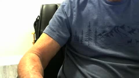 Snapshot of ossibottom chatting on 10/18/25, 02:58 Ossi online show from 10/18/25, 02:58