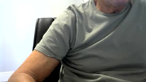 Snapshot of ossibottom chatting on 10/21/25, 09:04 Ossi online show from 10/21/25, 09:04