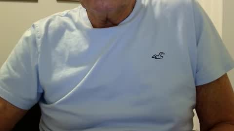 Snapshot of ossibottom chatting on 05/14/26, 01:23 Ossi online show from 05/14/26, 01:23