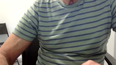 Snapshot of ossibottom chatting on 05/18/26, 10:04 Ossi online show from 05/18/26, 10:04