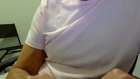 Snapshot of ossibottom chatting on 05/29/26, 02:20 Ossi online show from 05/29/26, 02:20