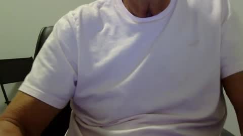 Snapshot of ossibottom chatting on 06/13/26, 01:25 Ossi online show from 06/13/26, 01:25