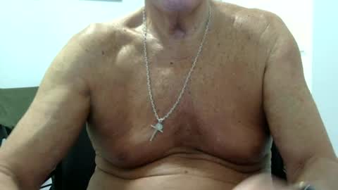 Snapshot of ossibottom chatting on 06/18/26, 02:54 Ossi online show from 06/18/26, 02:54