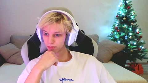 Snapshot of ostin_meoww chatting on 01/06/25, 03:51 Ostin online show from 01/06/25, 03:51