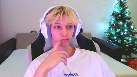 Snapshot of ostin_meoww chatting on 01/08/25, 03:50 Ostin online show from 01/08/25, 03:50