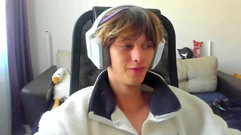 Snapshot of ostin_meoww chatting on 09/11/25, 02:44 Ostin online show from 09/11/25, 02:44