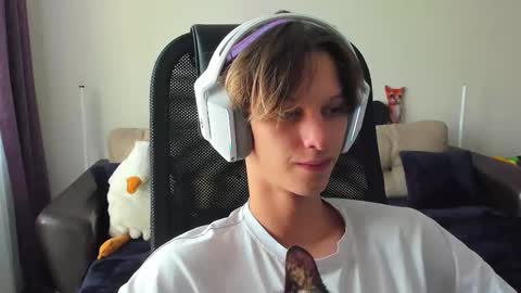 Snapshot of ostin_meoww chatting on 09/18/25, 09:44 Ostin online show from 09/18/25, 09:44