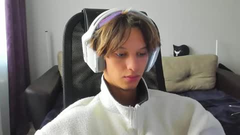 Snapshot of ostin_meoww chatting on 09/24/25, 08:17 Ostin online show from 09/24/25, 08:17