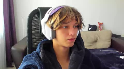 Snapshot of ostin_meoww chatting on 10/13/25, 07:41 Ostin online show from 10/13/25, 07:41