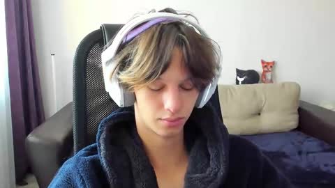 Snapshot of ostin_meoww chatting on 10/19/25, 08:37 Ostin online show from 10/19/25, 08:37