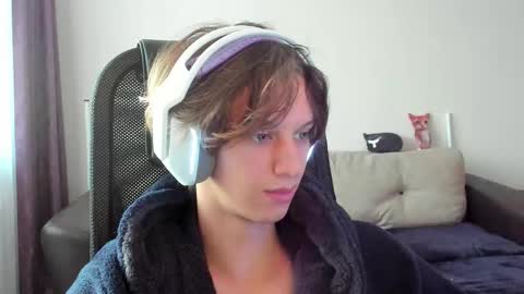 Snapshot of ostin_meoww chatting on 10/25/25, 10:45 Ostin online show from 10/25/25, 10:45