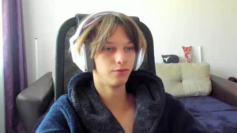 Snapshot of ostin_meoww chatting on 10/26/25, 06:30 Ostin online show from 10/26/25, 06:30