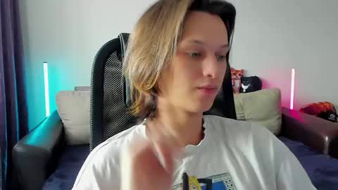 Snapshot of ostin_meoww chatting on 05/13/26, 08:34 Ostin online show from 05/13/26, 08:34