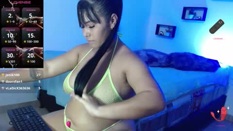 Snapshot of pamela_2863 chatting on 10/23/25, 11:14 pamela_2863 online show from 10/23/25, 11:14