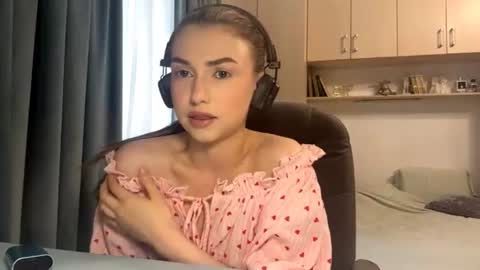 Snapshot of pamulahallquist chatting on 06/19/26, 03:38 Lia online show from 06/19/26, 03:38