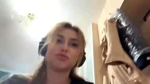 Snapshot of pamulahallquist chatting on 07/05/26, 04:03 Lia online show from 07/05/26, 04:03