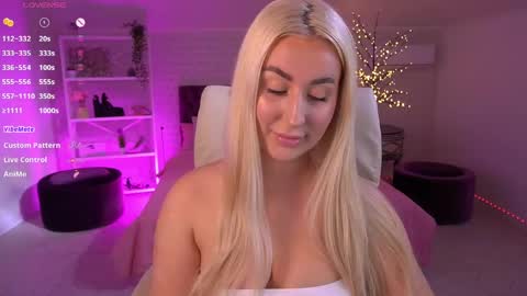 Snapshot of paolamola chatting on 04/30/26, 02:12 Lia online show from 04/30/26, 02:12