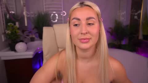 Snapshot of paolamola chatting on 05/15/26, 01:18 Lia online show from 05/15/26, 01:18