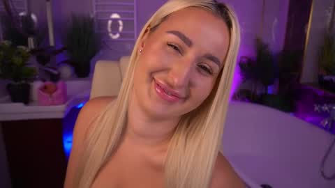 Snapshot of paolamola chatting on 05/29/26, 01:42 Lia online show from 05/29/26, 01:42