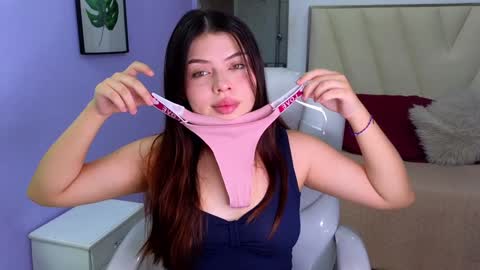 Snapshot of paradise_doll_s chatting on 01/25/25, 04:13 Amy and my doll online show from 01/25/25, 04:13