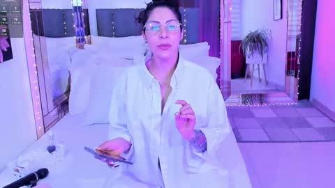 Snapshot of paris_dumont chatting on 03/09/25, 03:32 Mia online show from 03/09/25, 03:32