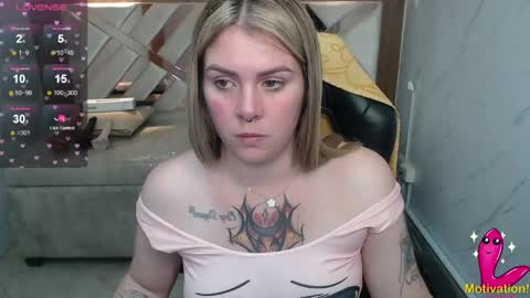 Snapshot of paula_b_ chatting on 05/23/26, 01:04 Paula online show from 05/23/26, 01:04