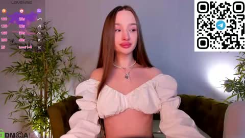 Snapshot of pearl_bloom chatting on 05/18/26, 01:02 Sex Leah online show from 05/18/26, 01:02