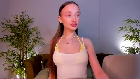 Snapshot of pearl_bloom chatting on 05/19/26, 01:00 Sex Leah online show from 05/19/26, 01:00