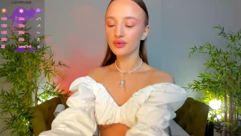 Snapshot of pearl_bloom chatting on 06/04/26, 01:00 Sex Leah online show from 06/04/26, 01:00