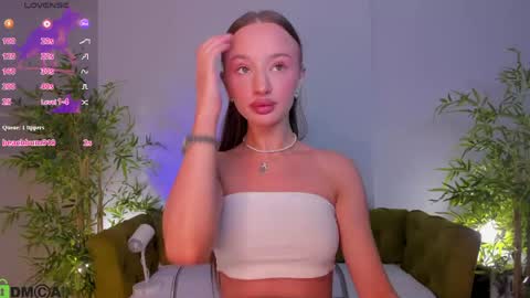 Snapshot of pearl_bloom chatting on 06/05/26, 12:17 Sex Leah online show from 06/05/26, 12:17