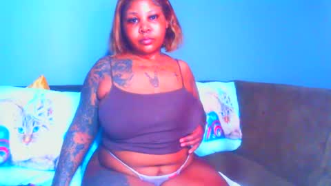 Snapshot of pearlblu38 chatting on 02/19/25, 04:23 Pearl online show from 02/19/25, 04:23