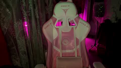 Snapshot of pearlprincess_ chatting on 07/15/26, 12:38 Adelina online show from 07/15/26, 12:38
