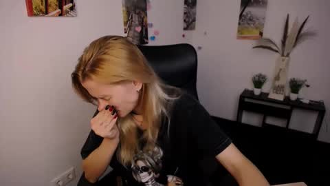 Mia online show from 09/17/25, 07:21