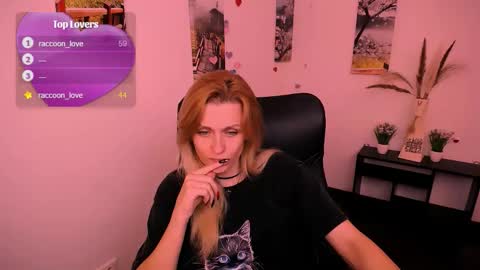 Mia online show from 09/19/25, 04:58