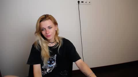 Mia online show from 09/21/25, 07:10