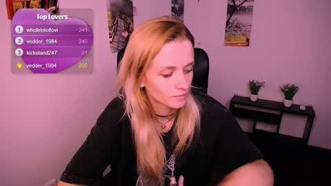 Mia online show from 09/26/25, 06:17