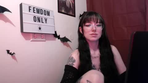 Snapshot of persephones_garden chatting on 05/05/26, 12:13 Persephone online show from 05/05/26, 12:13