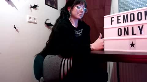 Snapshot of persephones_garden chatting on 05/19/26, 12:11 Persephone online show from 05/19/26, 12:11